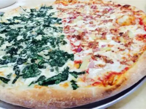 Pizza at Boston’s Pizza Aikahi in Kailua, Oʻahu