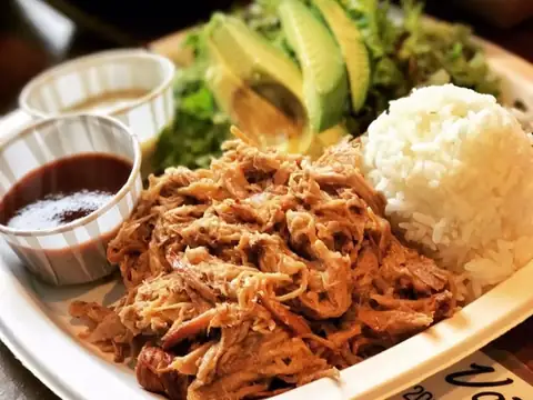 Kalua pork plate at Kono’s Kailua in Kailua, Oʻahu
