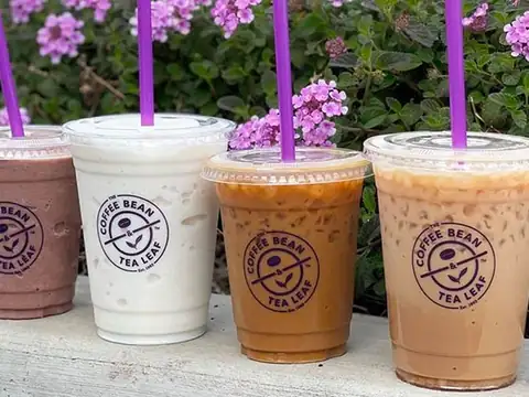Iced coffee and tea drinks at The Coffee Bean & Tea Leaf in Kailua, Oʻahu